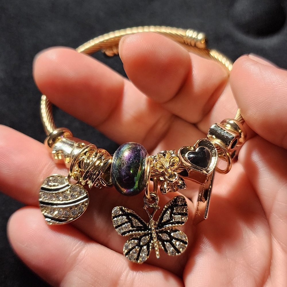 GOLD STAINLESS STEEL TWIST CHARM BRACELET
